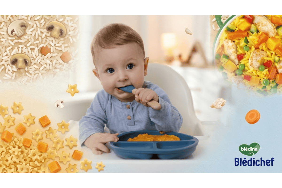 Bébé en chaise haute mangeant un plat Blédichef Blédina, avec ingrédients (riz, légumes, pâtes, carottes, champignons) et logo Blédichef en arrière-plan
