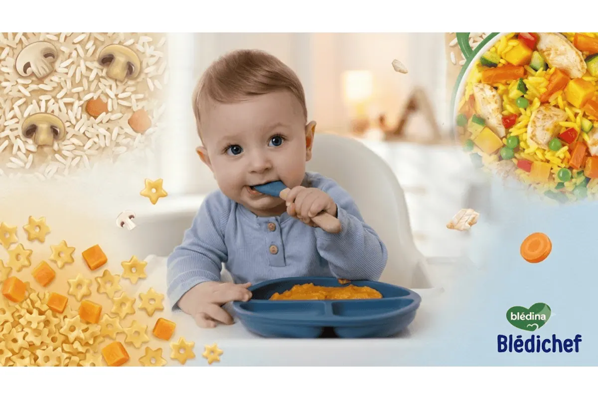 Bébé en chaise haute mangeant un plat Blédichef Blédina, avec ingrédients (riz, légumes, pâtes, carottes, champignons) et logo Blédichef en arrière-plan