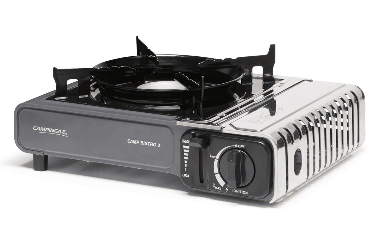 Réchaud Campingaz Camp Bistro 3 compact posé avec cartouche gaz, prêt à cuisiner en camping