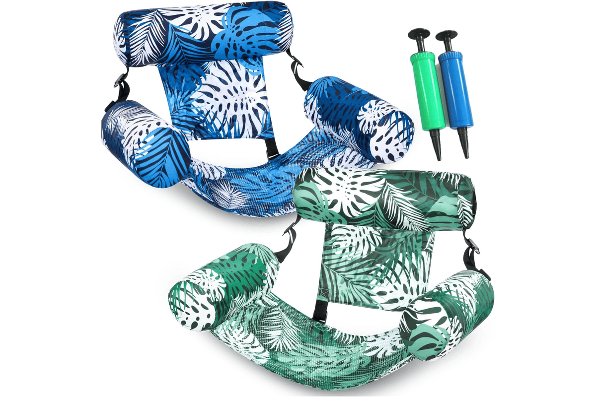 Lot de 2 fauteuils gonflables piscine 4 en 1 colorés pour adultes et enfants sur fond de piscine bleue