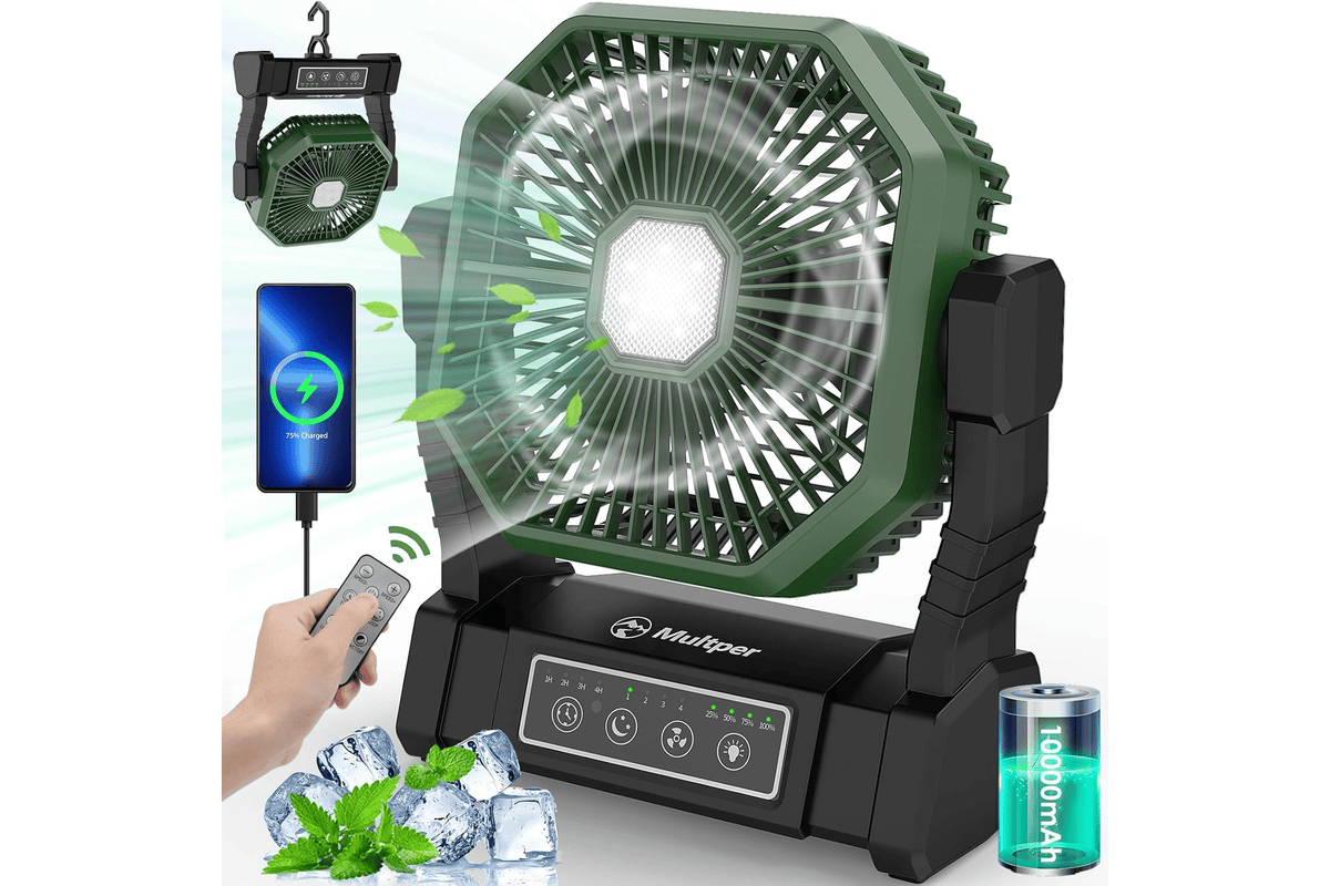 Ventilateur de camping Multper 10000 mAh portable rechargeable posé sur une table de camping en extérieur