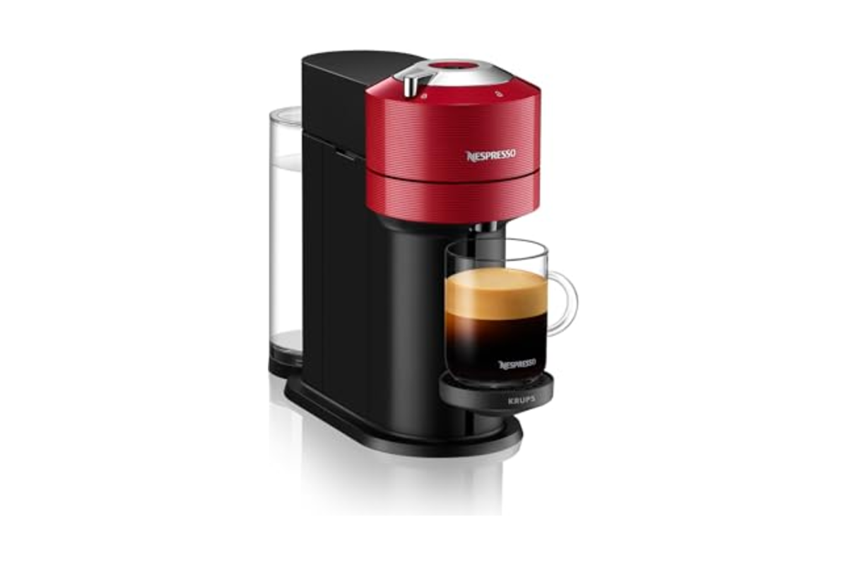Machine à café Nespresso Vertuo Next Krups rouge avec sa capsule et sa tasse