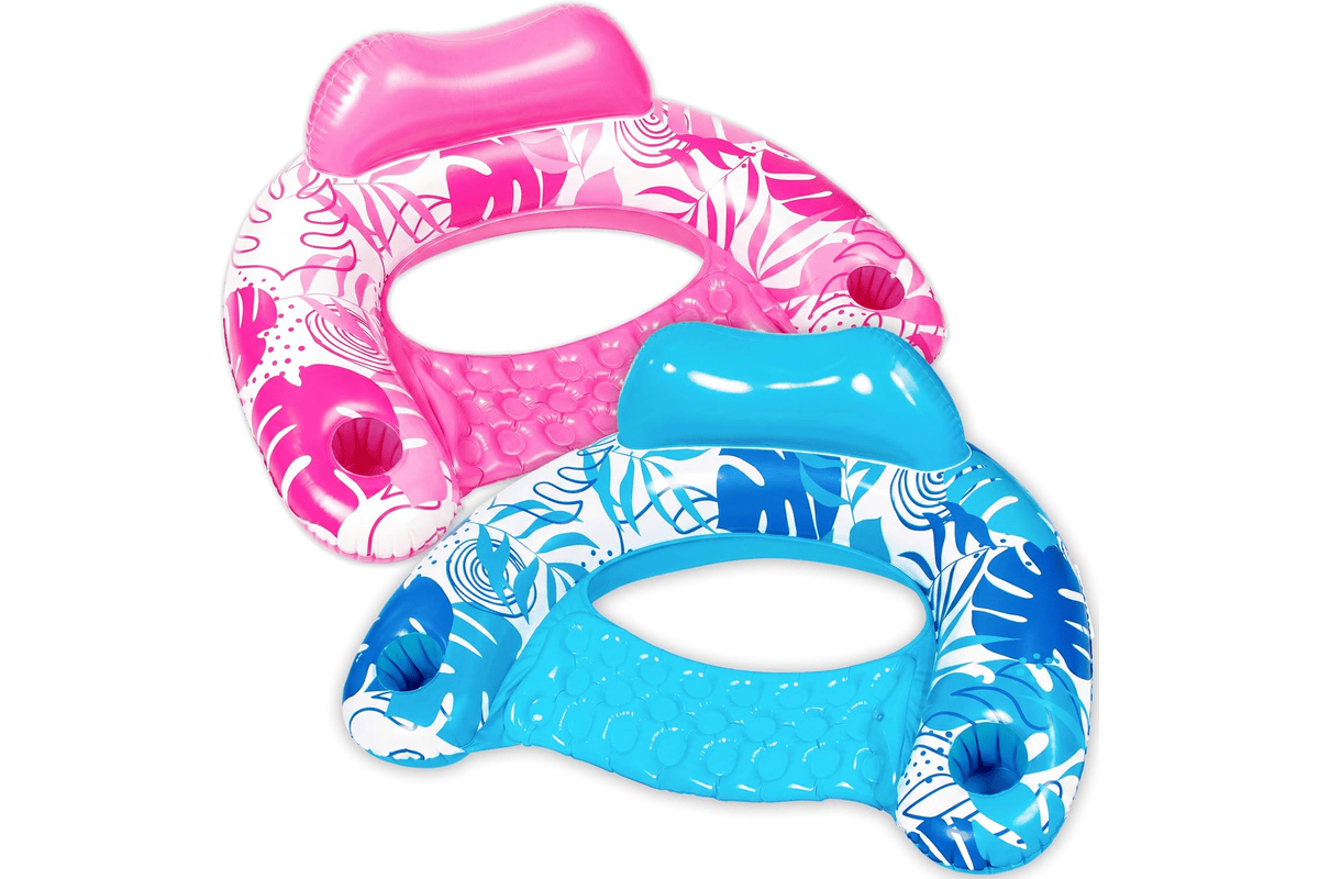 Lot de 2 chaises de piscine gonflables SLOOSH colorées avec porte-gobelets sur eau bleue ensoleillée