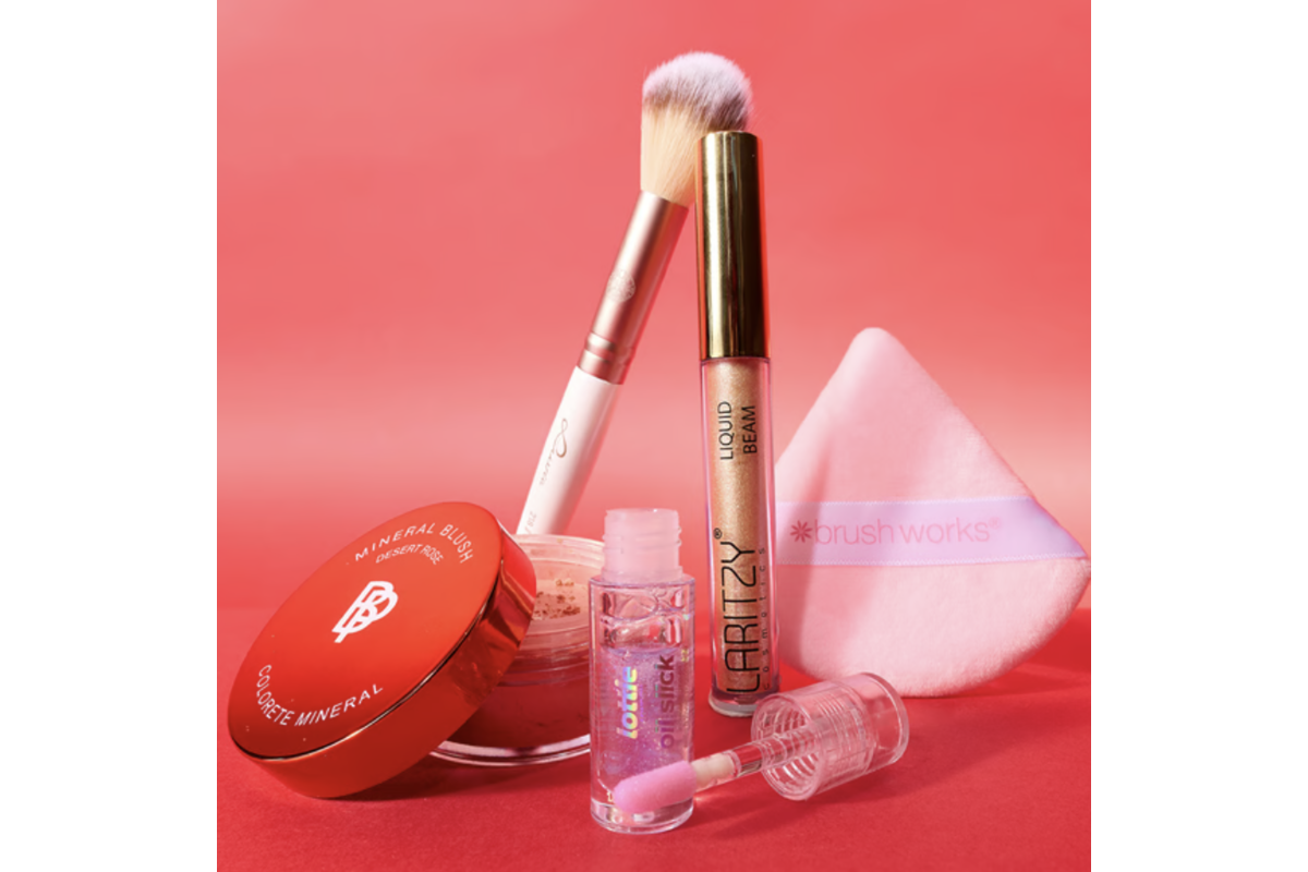 Trousse 100 pourcent make-up Blissim détail Luvia pinceau Brushworks houpette Lottie London huile à lèvres Blueberry Kiss Bellapierre blush