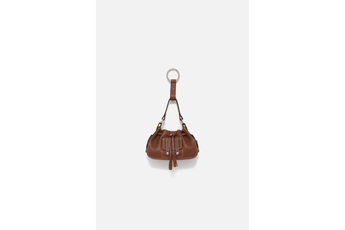 Charm Baby-Vic Caroll en cuir naturel coloris camel, accessoire femme collection été 2026