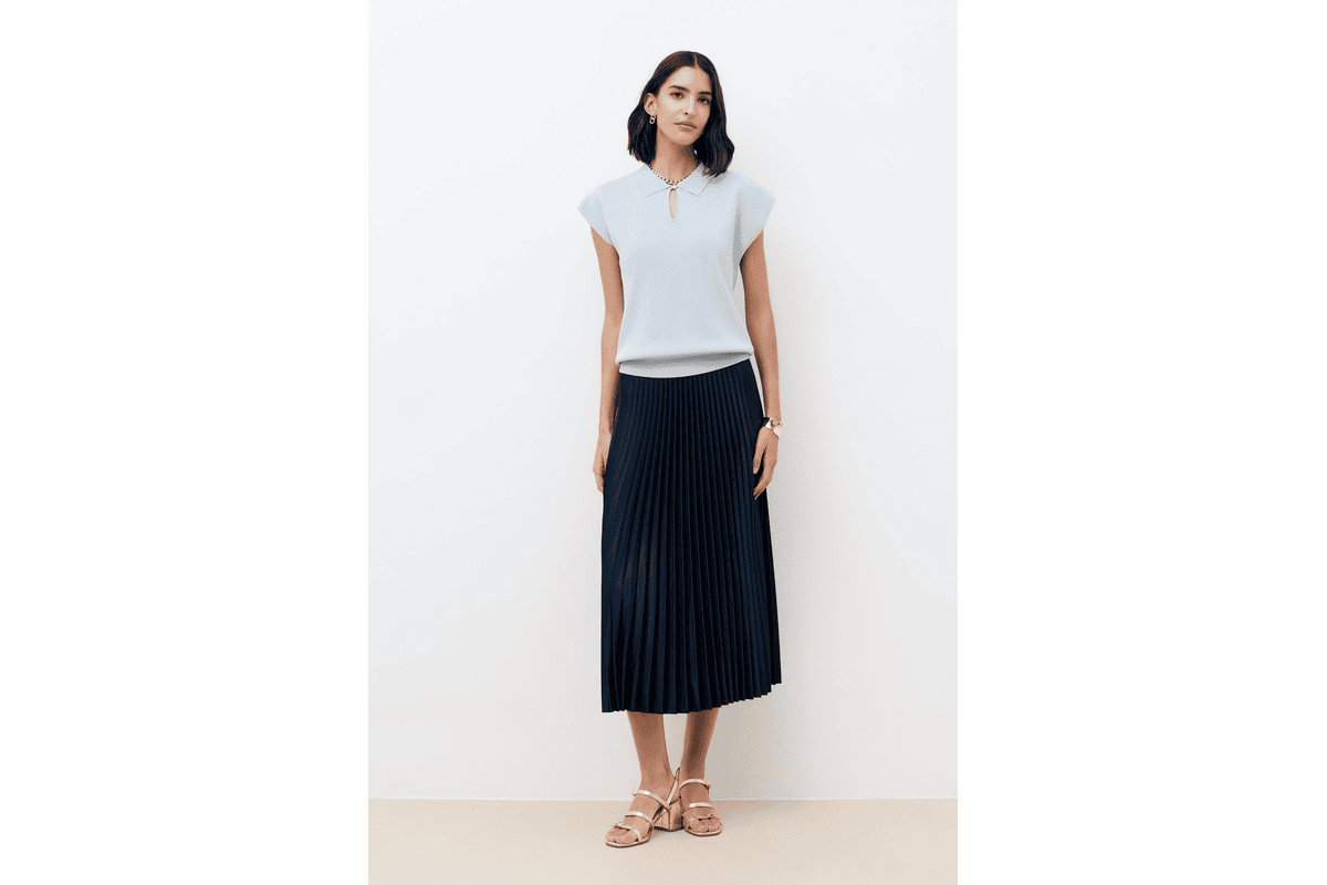 Jupe Jamy plissée bleu marine Caroll, coupe midi évasée aspect irisé, portée sur mannequin