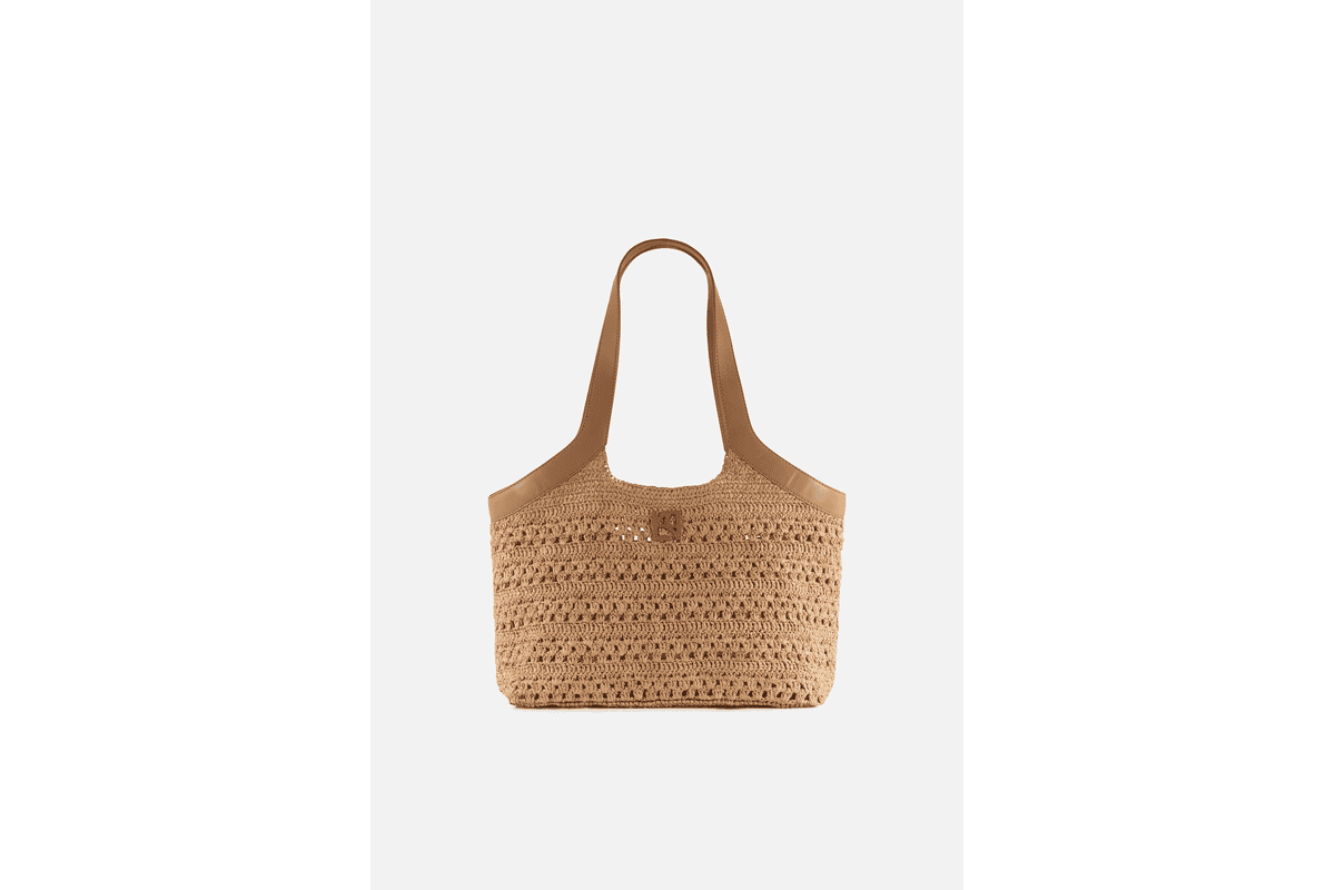 Sac Sachana coloris sable de Caroll en cuir grainé, format moyen porté épaule ou main