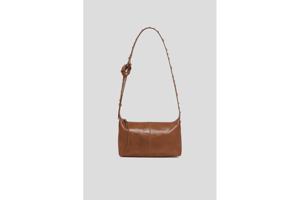 Sac Soa Stud Caroll en cuir naturel camel avec finitions cloutées, format compact chic