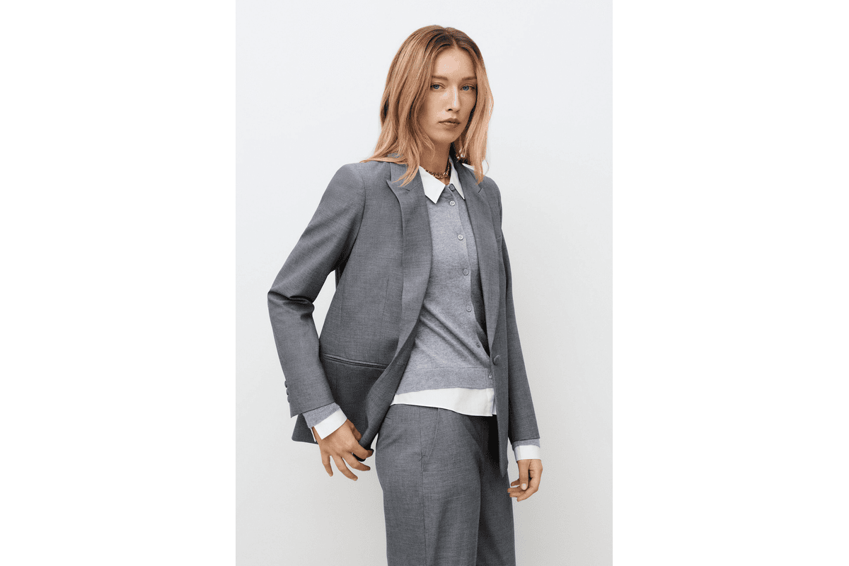 Veste Vpodium gris Caroll, coupe tailoring femme, portée sur pantalon fluide
