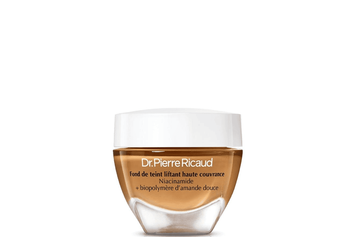 Dr Pierre Ricaud Fond de teint liftant Doré 4 packaging blanc et doré texture crémeuse anti-âge lifte les traits masque imperfections unifie illumine haute couvrance make-up