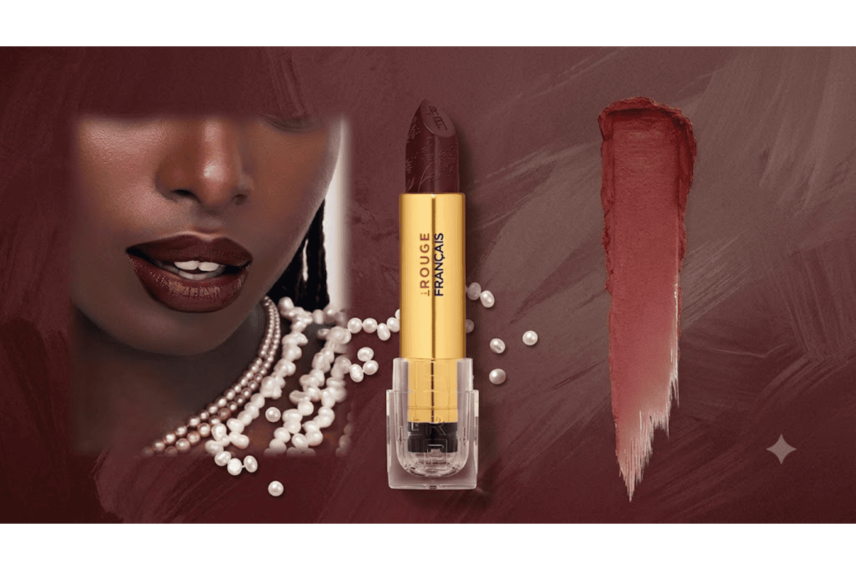 Le Rouge Français rouge à lèvres tube doré teinte brun bordeaux, bouche modèle portant la teinte, perles et swatch sur fond rouge