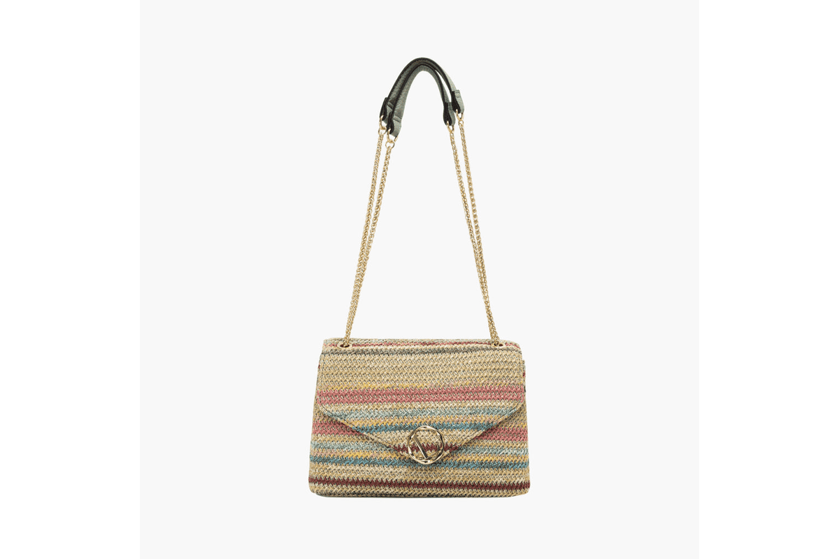 Sac porté épaule Lily Sartene coloris vert Lollipops posé sur un fond clair, matière tressée effet paille