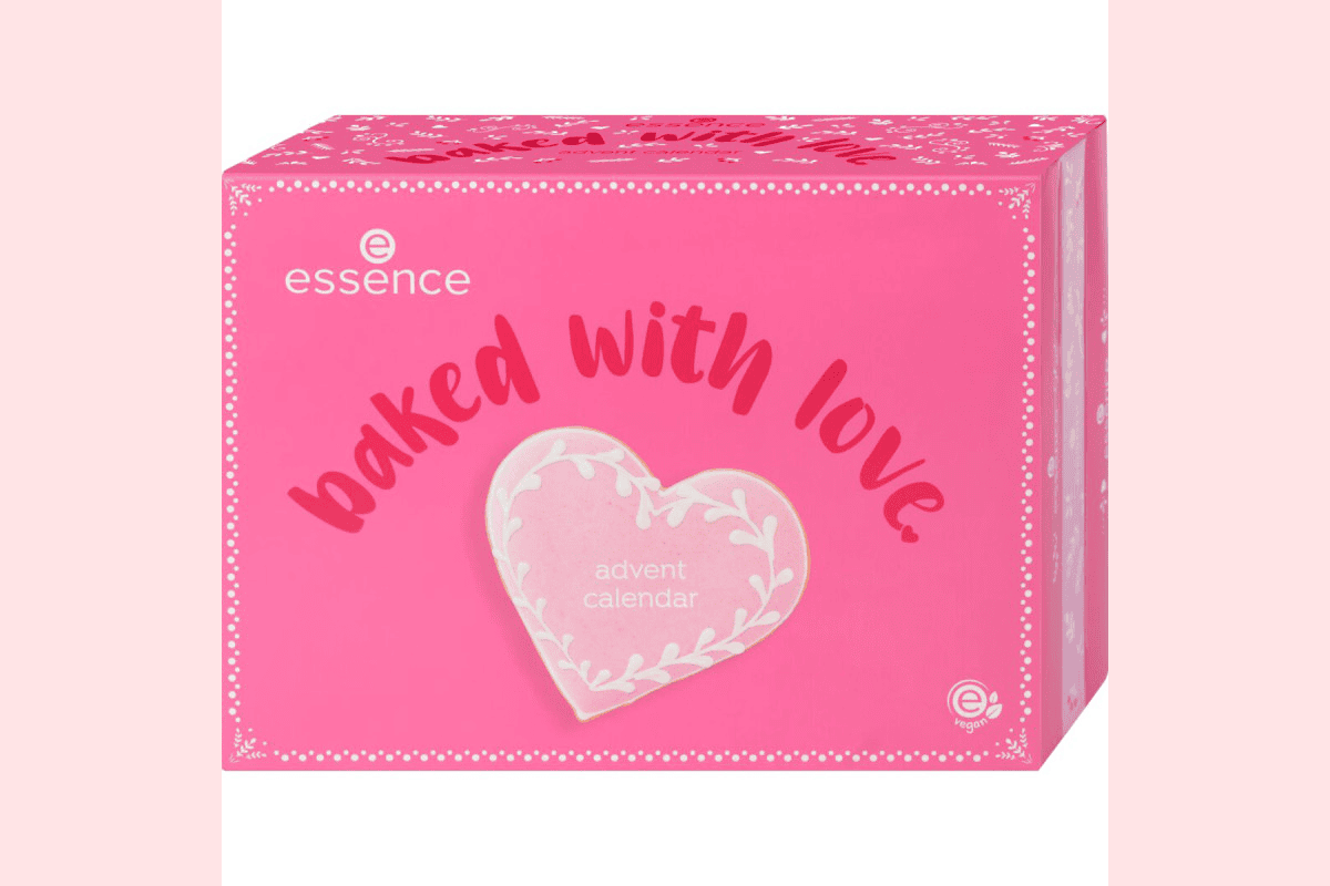 Calendrier de l'Avent Essence Baked with Love packaging rose cœur biscuit décoratif format cadeau vegan