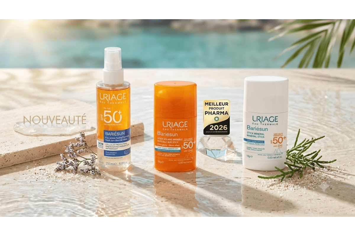 Uriage Bariésun nouveauté été 2026 spray solaire SPF50+ 200 ml stick invisible et stick minéral SPF50+ posés au bord d'une piscine méditerranéenne avec lavande romarin sable badge Meilleur Produit Pharma 2026