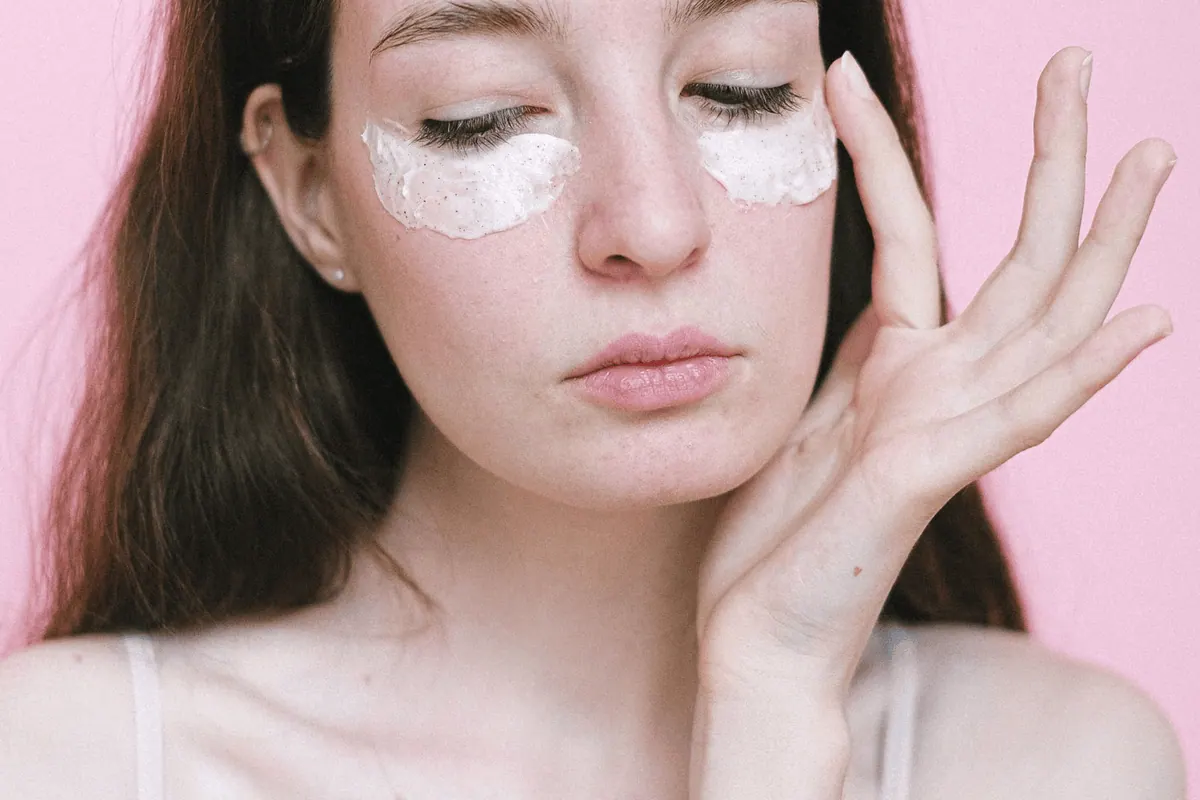 Comparatif crèmes contour des yeux Eucerin Hyaluron-Filler, La Roche-Posay Hyalu B5, L'Oréal Revitalift Filler, CeraVe Skin Renewing et Nivea Q10 sur fond rosé