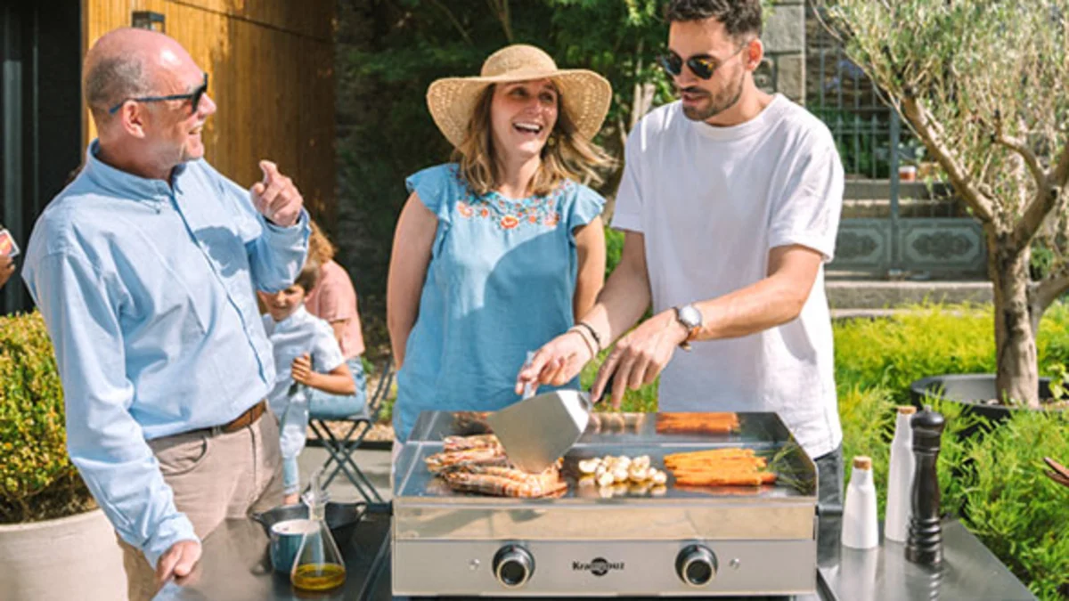 Plancha électrique Krampouz Samba utilisée dans un jardin