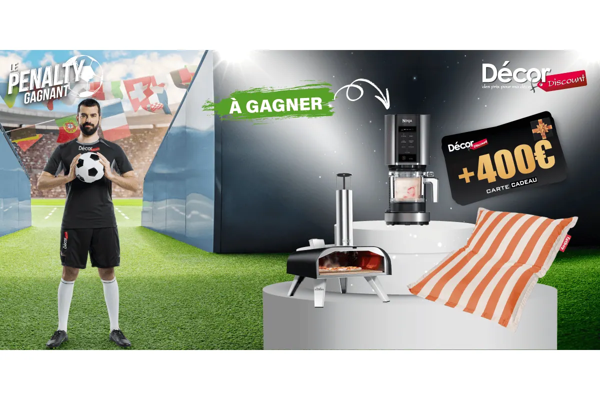 Concours Décor Discount Le Penalty Gagnant : footballeur Décor Discount avec ballon, Ninja Creami, four à pizza, pouf Fatboy rayé orange et 400 euros de cartes cadeaux à gagner