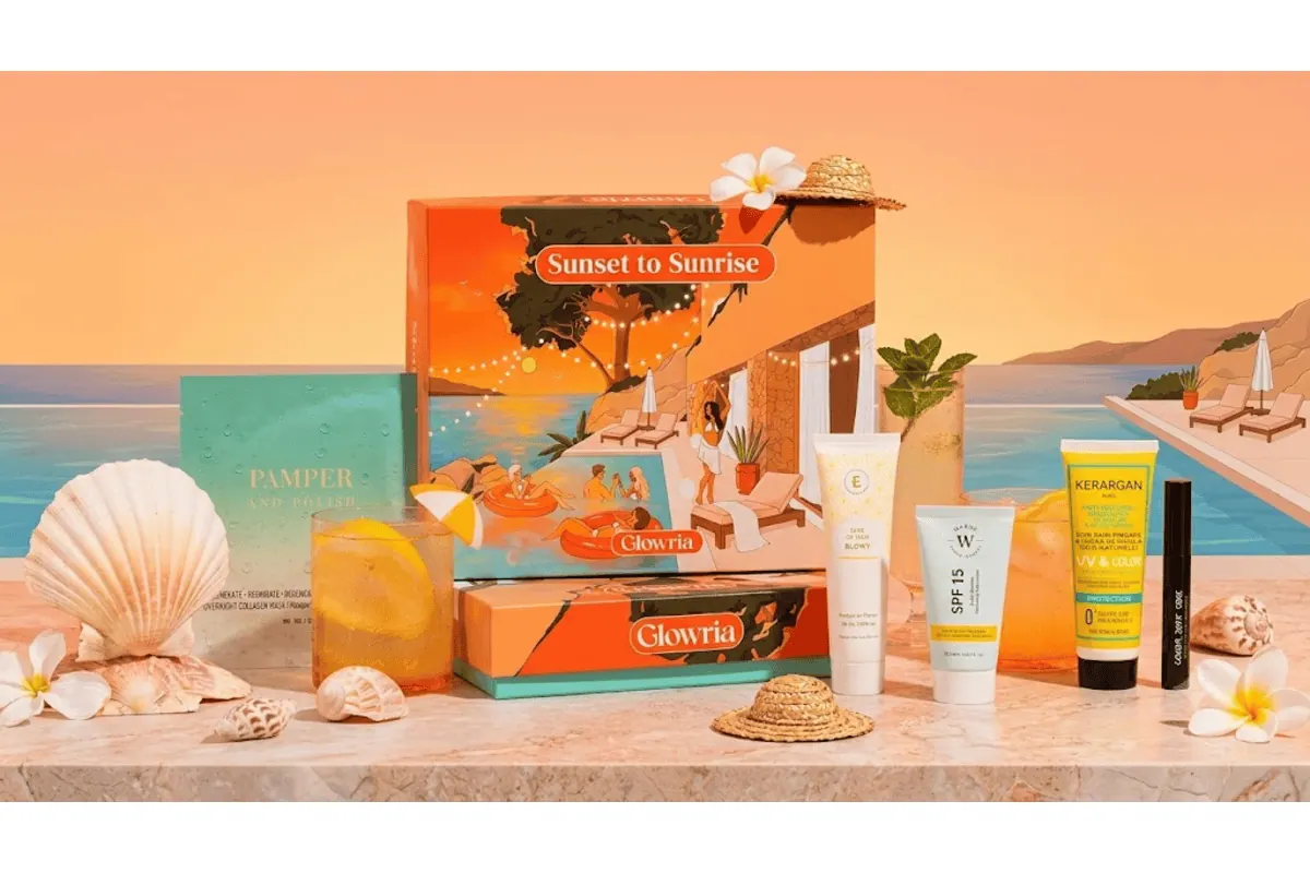 Box Glowria Sunset to Sunrise juillet 2026 Warda SPF15 Kerargan Pamper and Polish Exquissens Lower East Side Beauty ambiance coucher de soleil piscine
