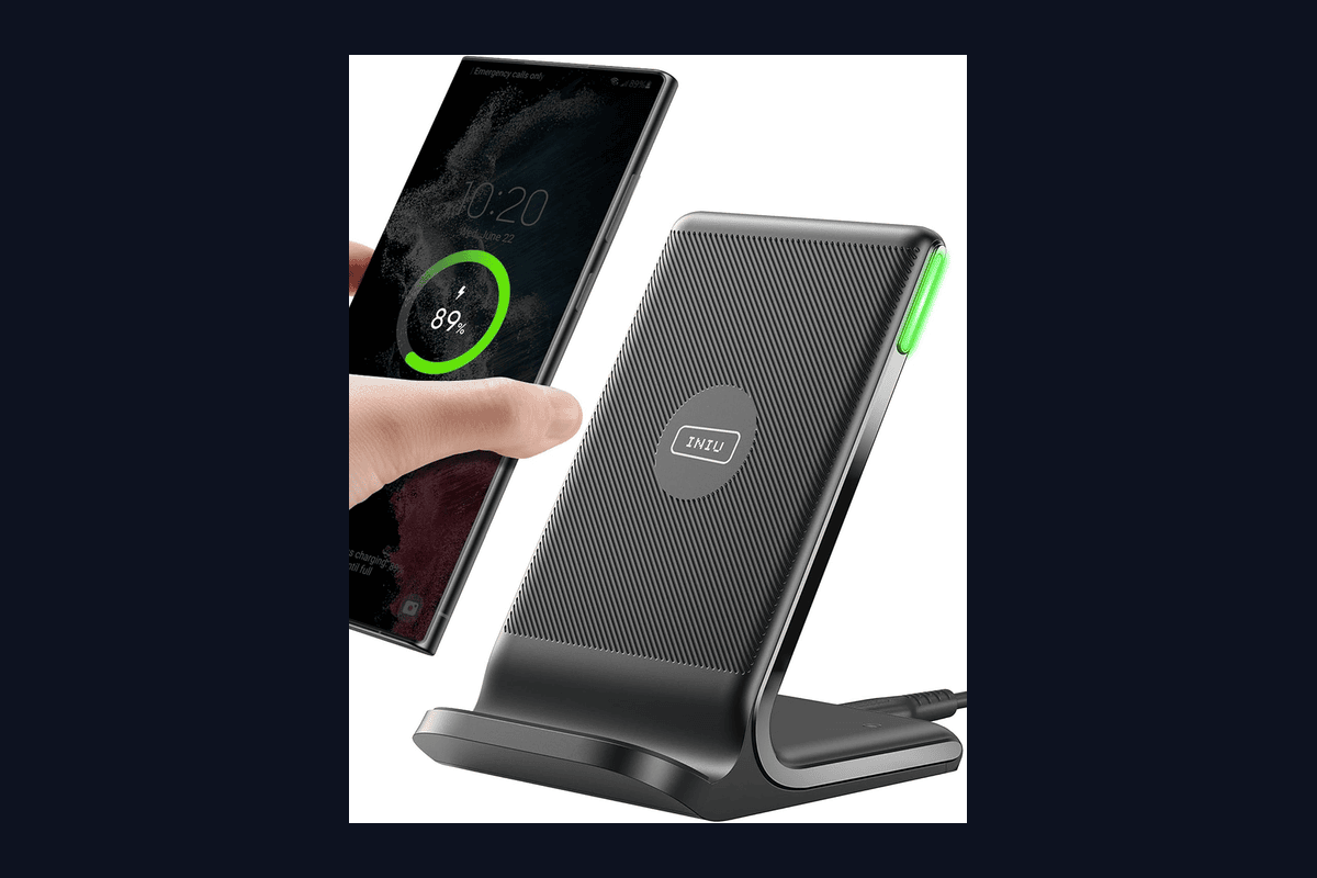 Chargeur INIU 15W sans fil noir posé sur bureau