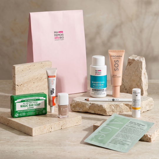 Pochette Mademoiselle Bio Mes préférés avec 8 produits Aloe Paris, Madara, Skin and Out, Lily Lolo, Kure Bazaar, Dr Bronner's et Dr Hauschka