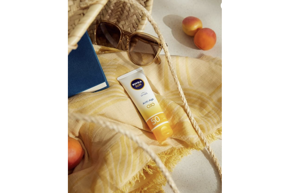 NIVEA SUN Anti-Age Q10 SPF50 dans un sac de plage