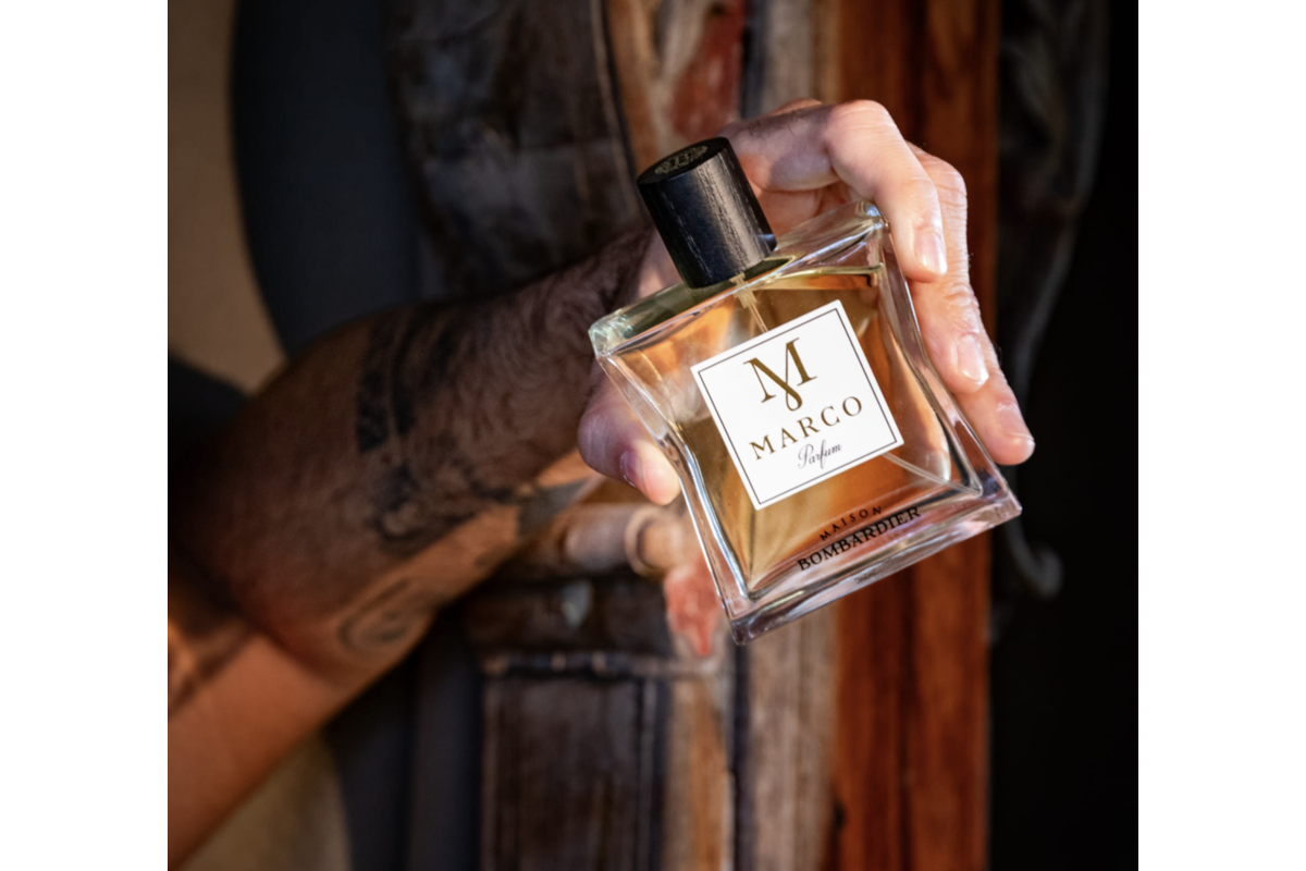 Flacon du parfum Marco par Maison Bombardier tenu en main