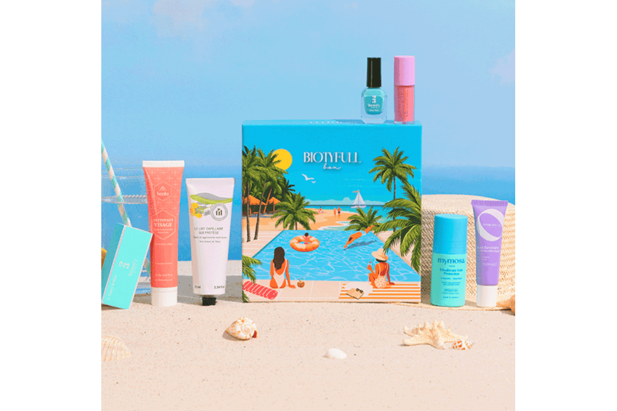 Biotyfull Box femme tient la box visuel ambiance estivale lèvres bouche maquillée
