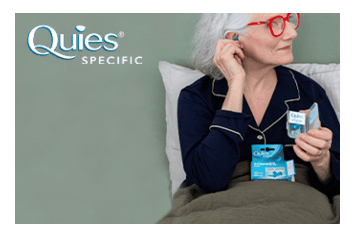 Quies Specific protections auditives campagne Sampleo : femme dans son lit avec protections auditives Quies Specific Sommeil pour atténuer les bruits nocturnes