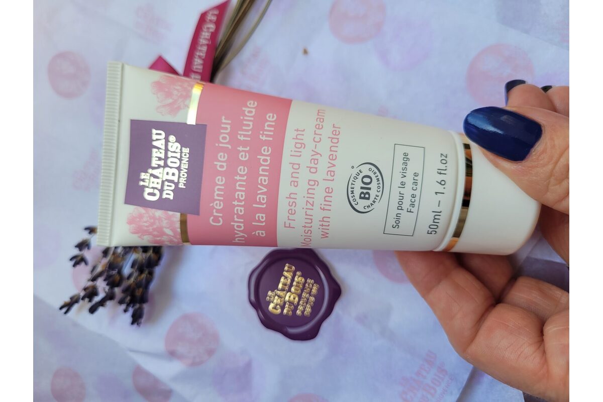 Application de la crème sur le visage