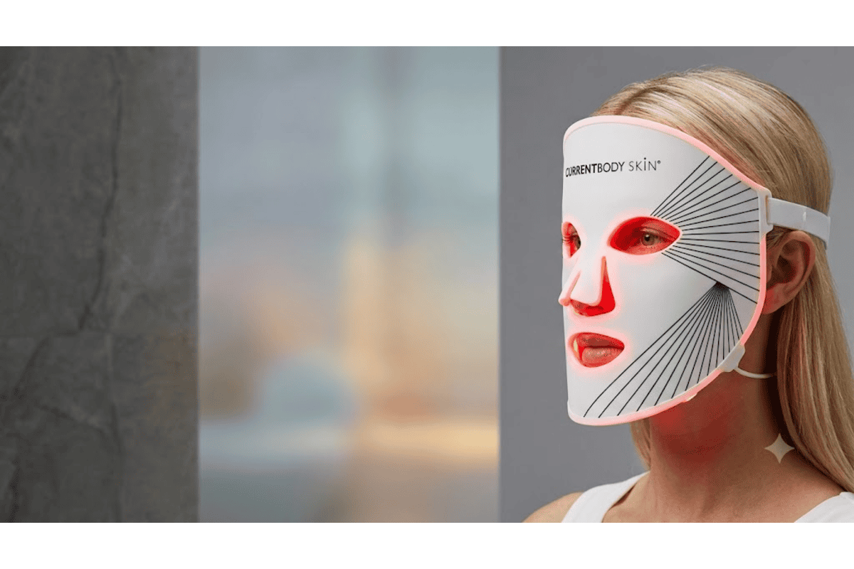 Masque LED CurrentBody Skin porté sur visage femme blonde lumière rouge photomodulation anti-âge