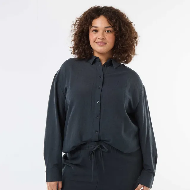 Chemisier fluide bleu de l'ensemble femme grande taille proposé au test par Kiabi Community