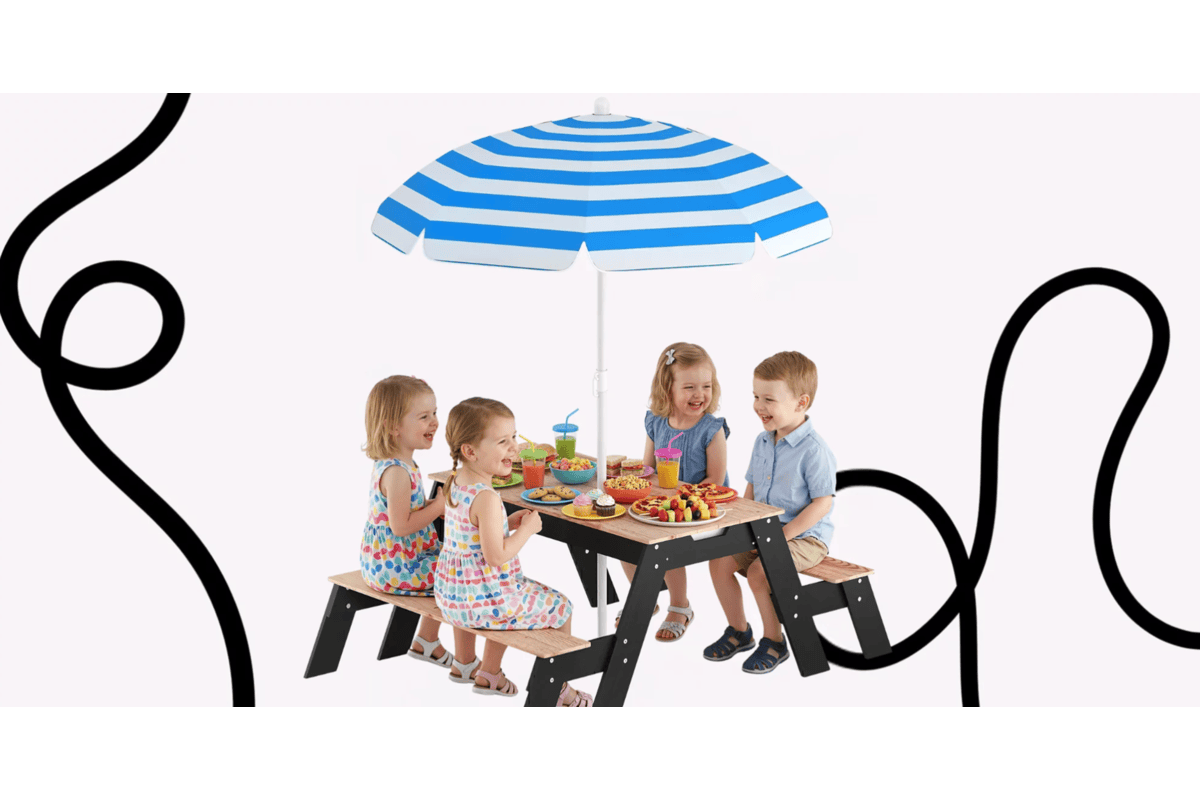 Table de pique-nique enfant 3-en-1 Aiyaplay Aosom en bois avec parasol rayé bleu et blanc, 4 enfants souriants en train de déjeuner, 2 bancs intégrés, plateau amovible avec 2 bacs de rangement pour jeux sensoriels sable eau, structure noire et bois de sapin, 3 à 6 ans, jardin terrasse