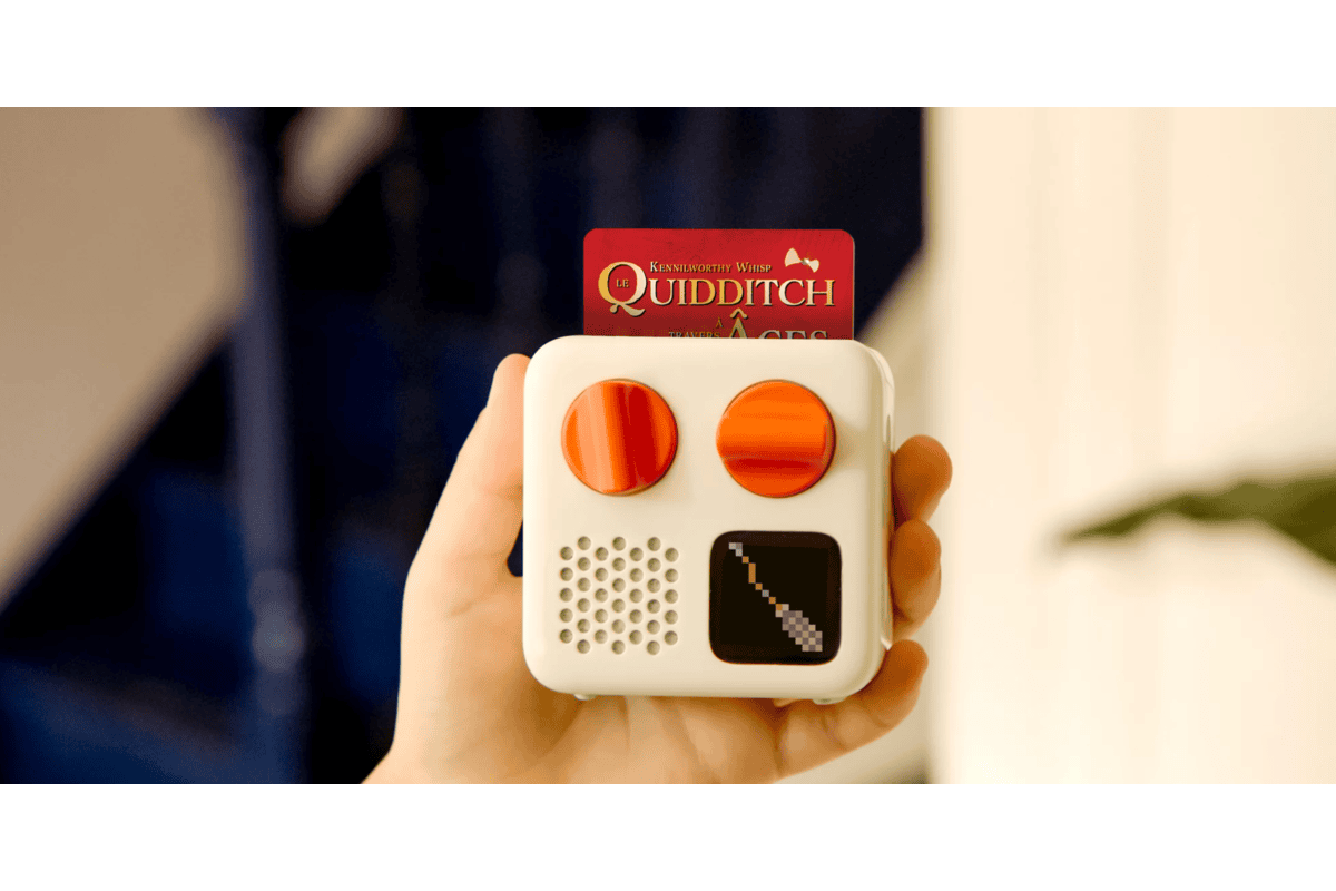 Yoto Mini lecteur audio nomade enfants 2 à 12 ans blanc avec boutons oranges carte audio Harry Potter Quidditch à travers les âges insérée sans écran 14h autonomie compact
