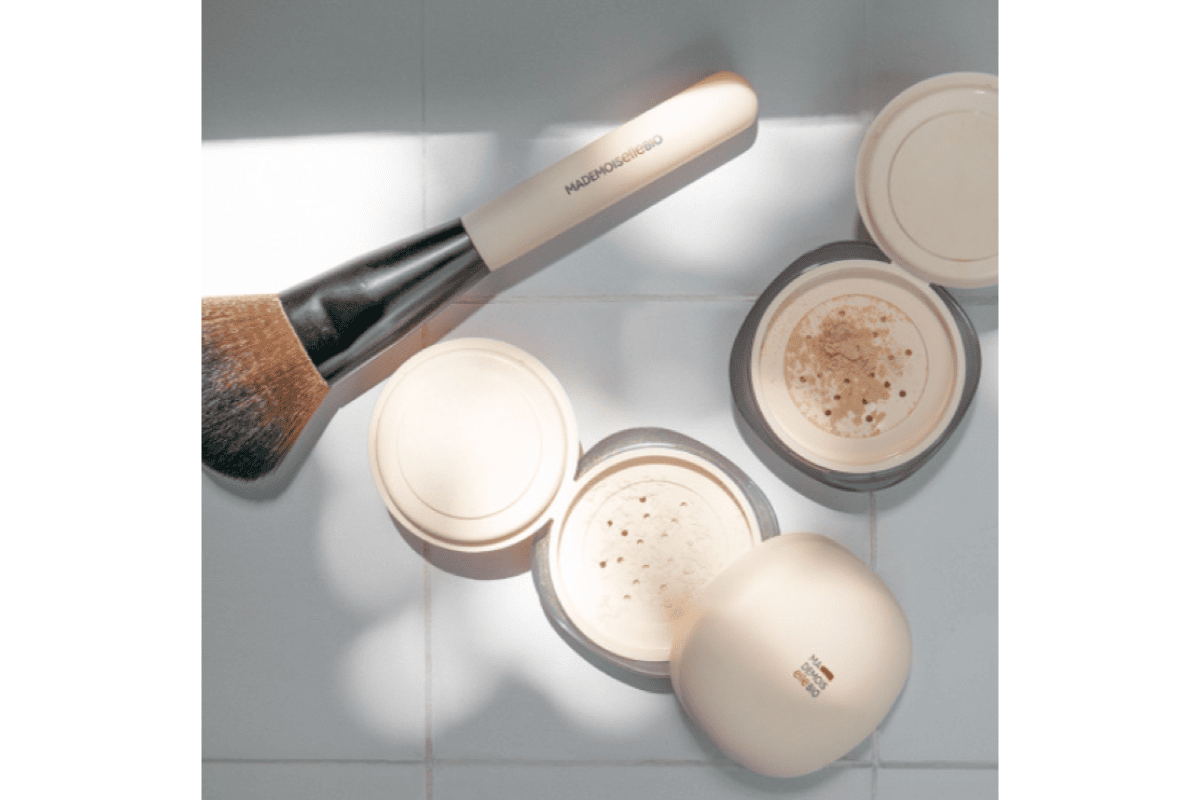 Poudre Pro Glow Mademoiselle bio finition extra fine effet floutant acide hyaluronique pinceau maquillage eclat