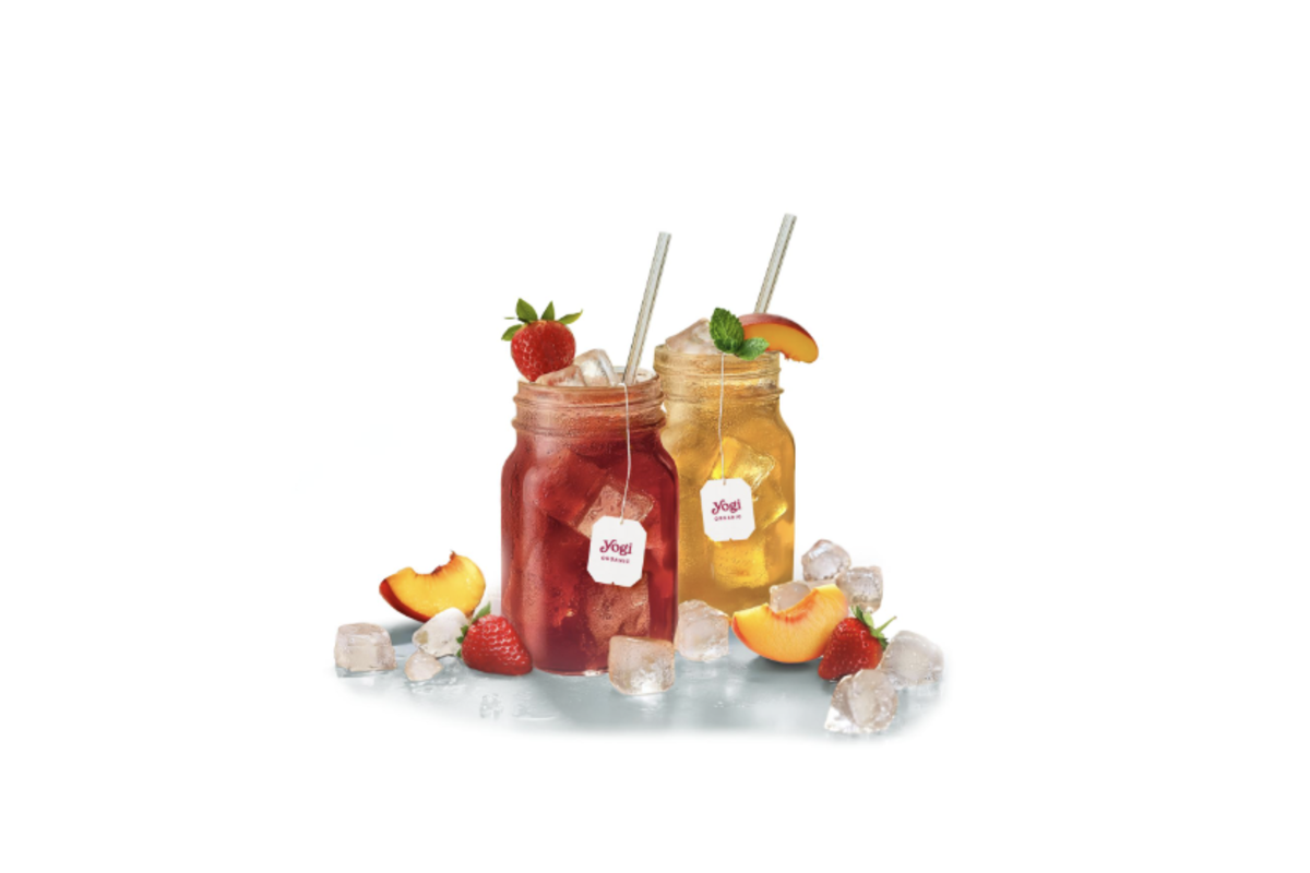 Yogi Infusion à Froid bio dans des mason jars avec fraises et pêches