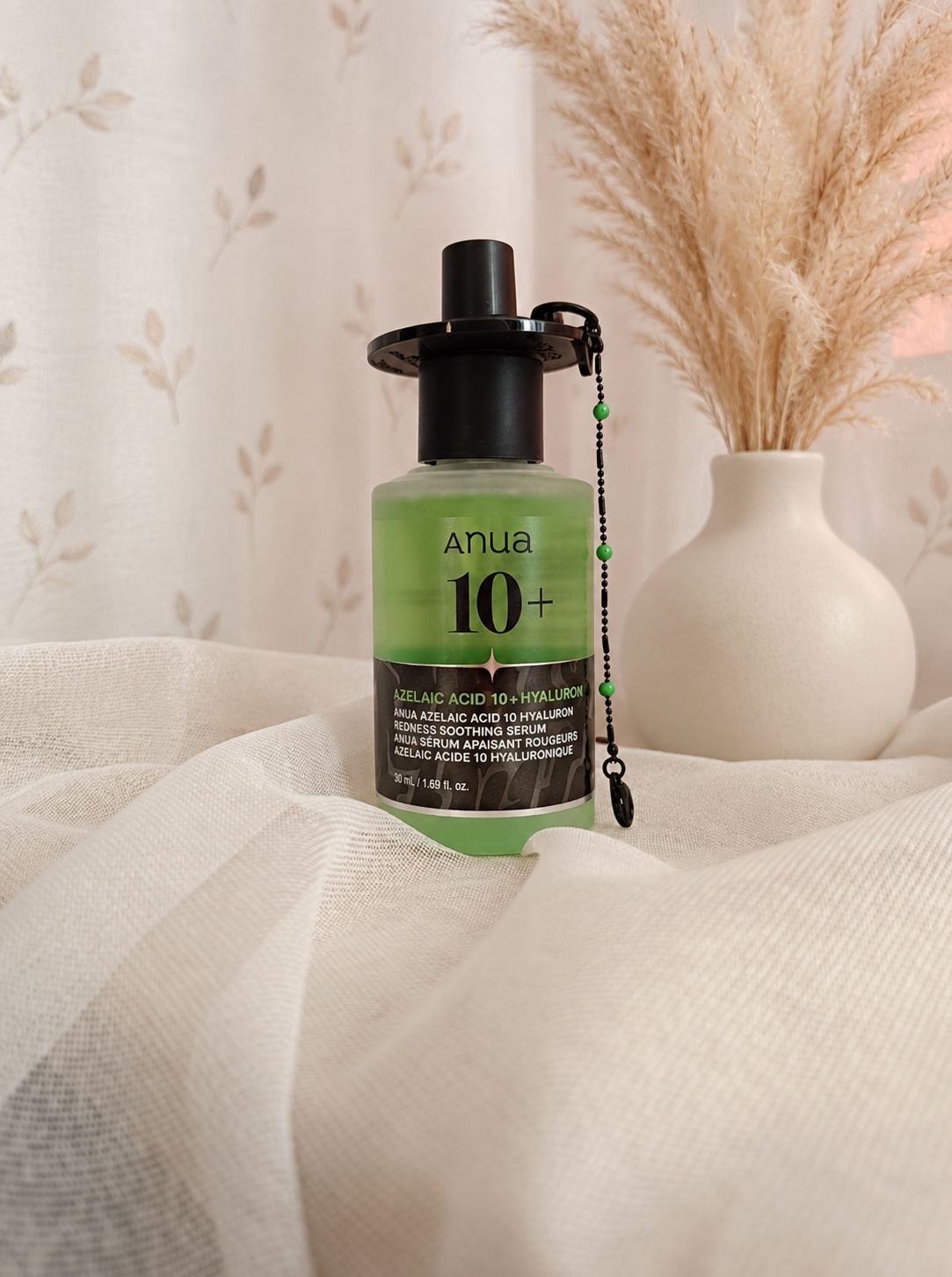 Flacon Anua Azelaic Acid 10 + Hyaluron avec le porte-clés gat Saja Boys
